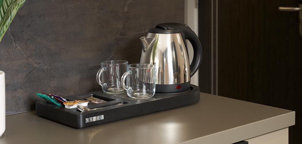 Integrated welcome tray sets with kettles